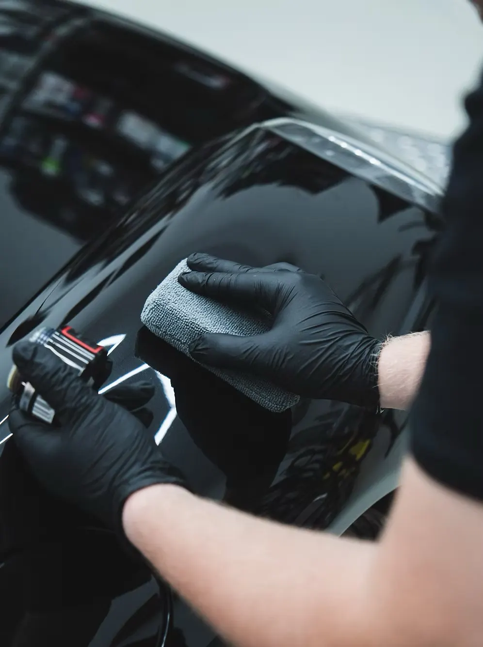Detailreinigung an einem schwarzen Auto