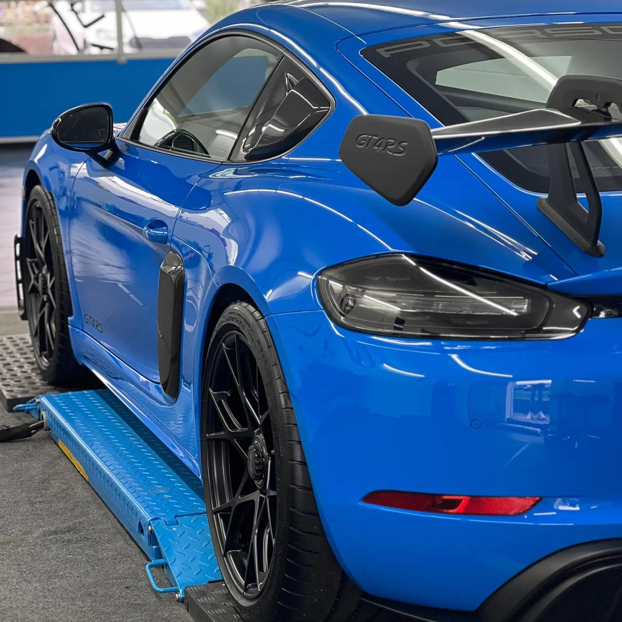 Blauer Porsche Cayman GT4 RS auf der Hebebühne