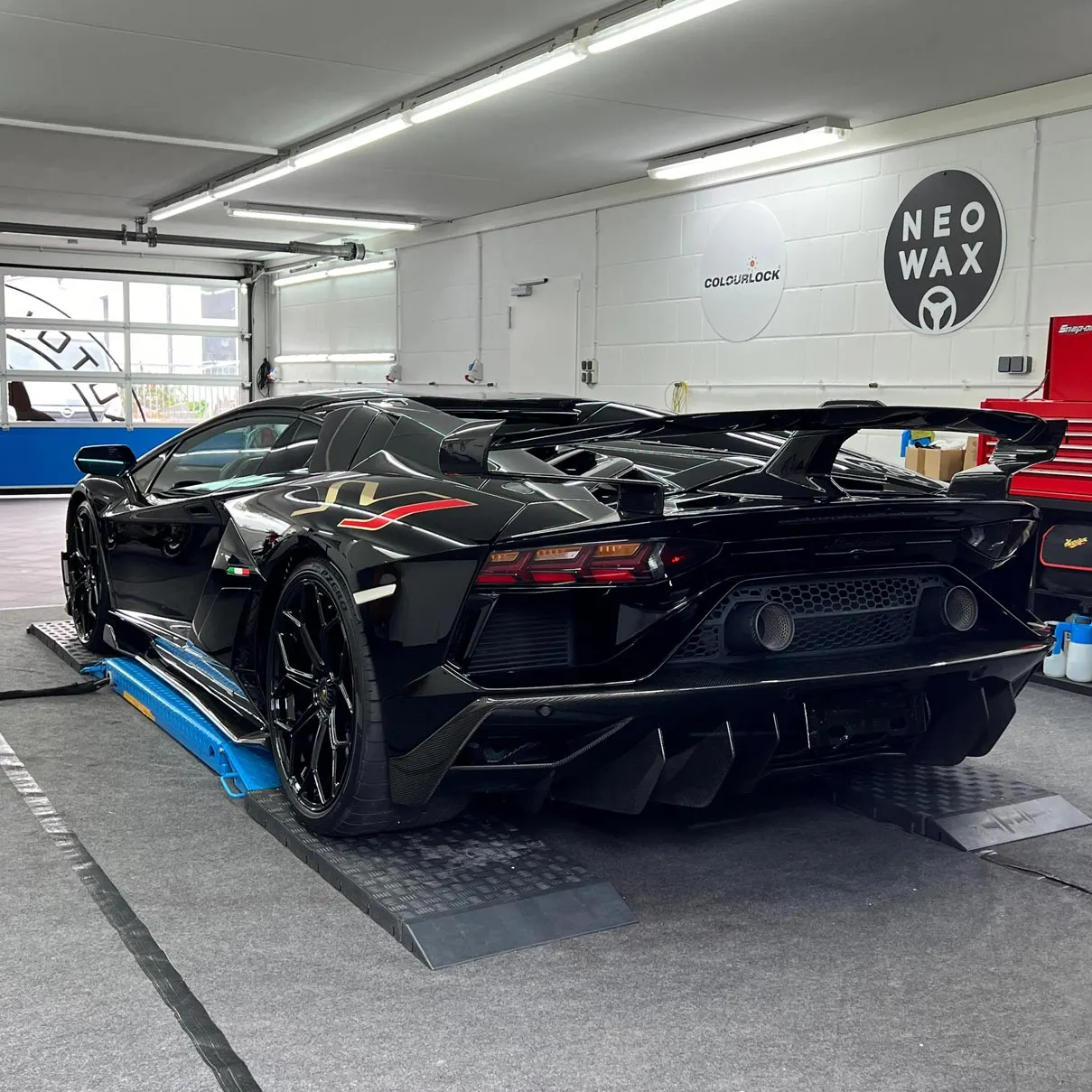 Schwarzer Lamborghini in der Halle in Bad Münstereifel