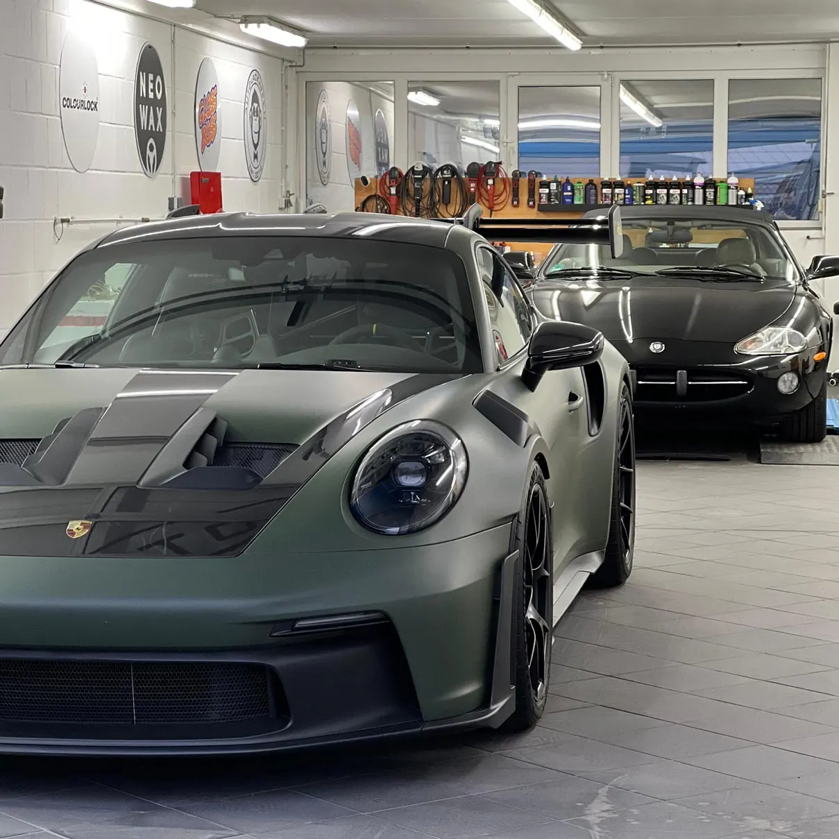 Mattgrüner Porsche 911 in der Halle