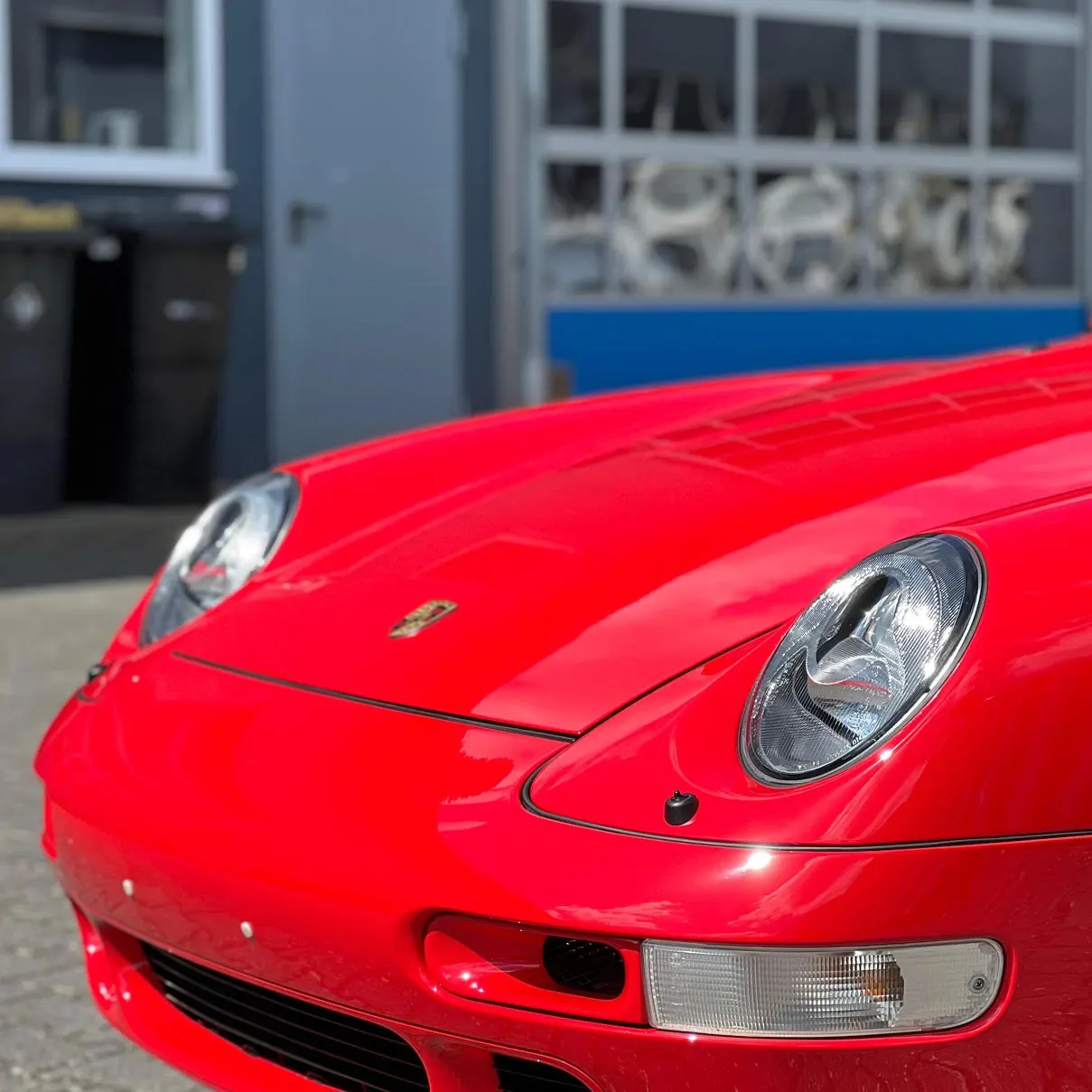 Roter Porsche 911, Frontpartie nach der Politur