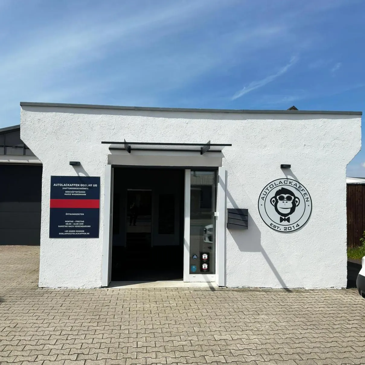 Eingang des Detailing-Centers Goslar mit Logo an der Fassade