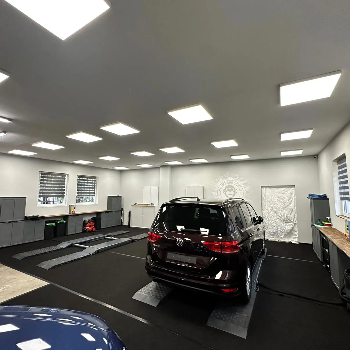 Werkstatt in Goslar mit einem dunklen SUV