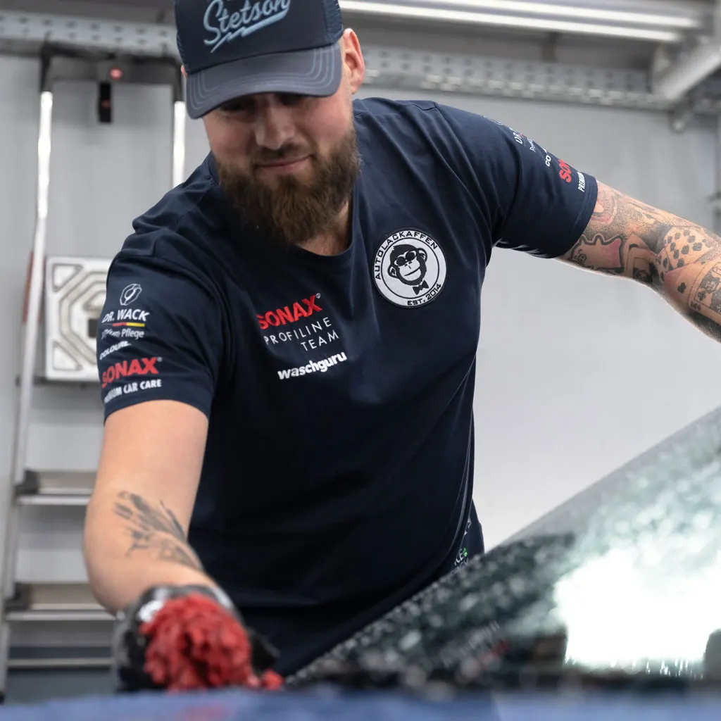 Detailing-Center Ravensburg von außen mit einem roten BMW davor