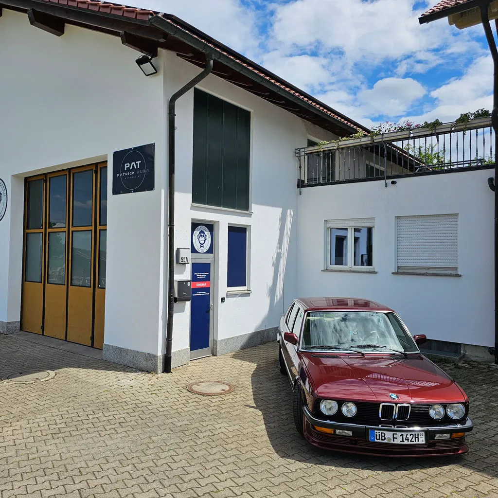 Schwarzer BMW Kombi in der Halle in Waldburg