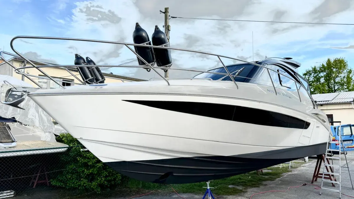 Weißes Motorboot nach Politur und Versiegelung