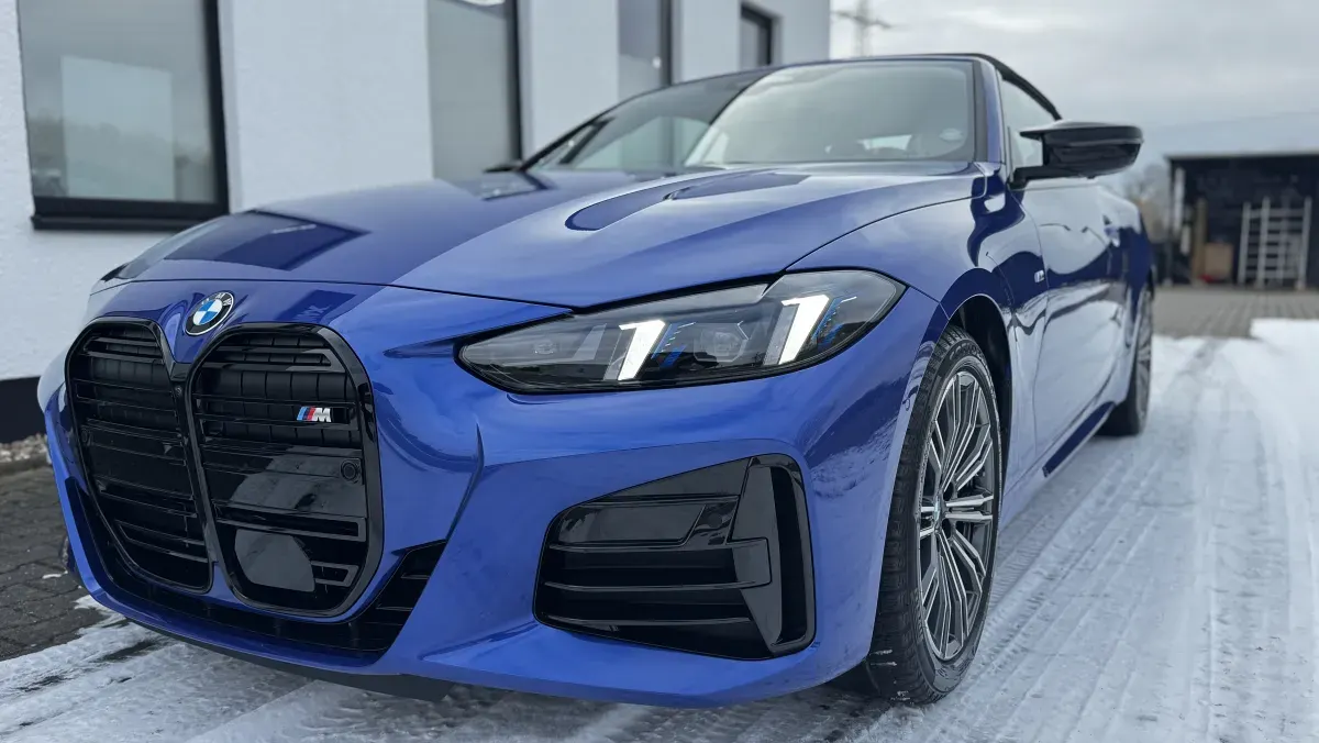 Blauer BMW nach der Keramikversiegelung