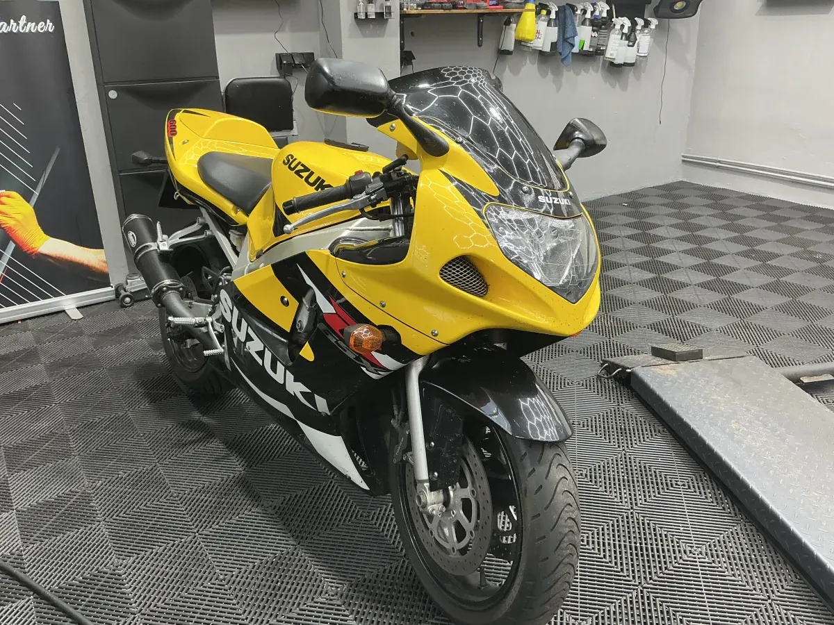 Gelbe Suzuki GSX-R nach der Aufbereitung