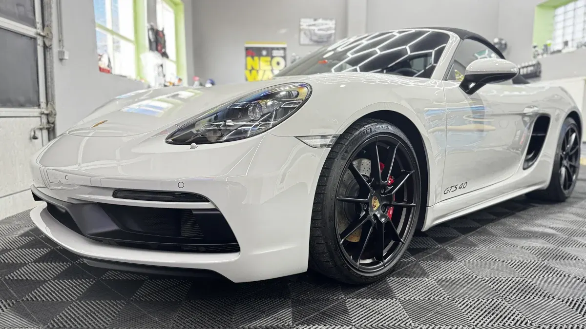 Weißer Porsche 718 in der Halle