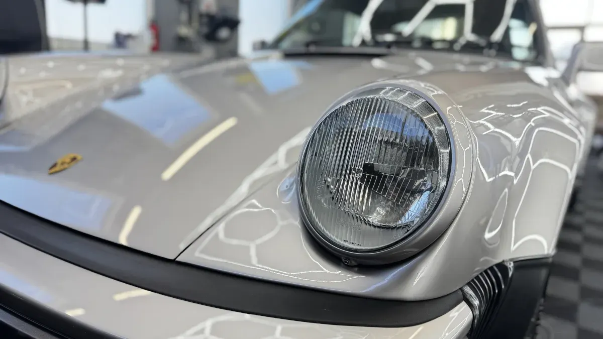 Silberner Porsche 911 unter der Wabenbeleuchtung
