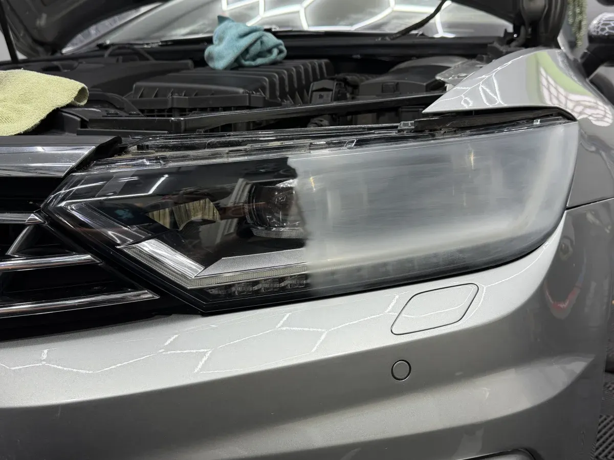 Aufbereiteter Scheinwerfer eines VW Passat