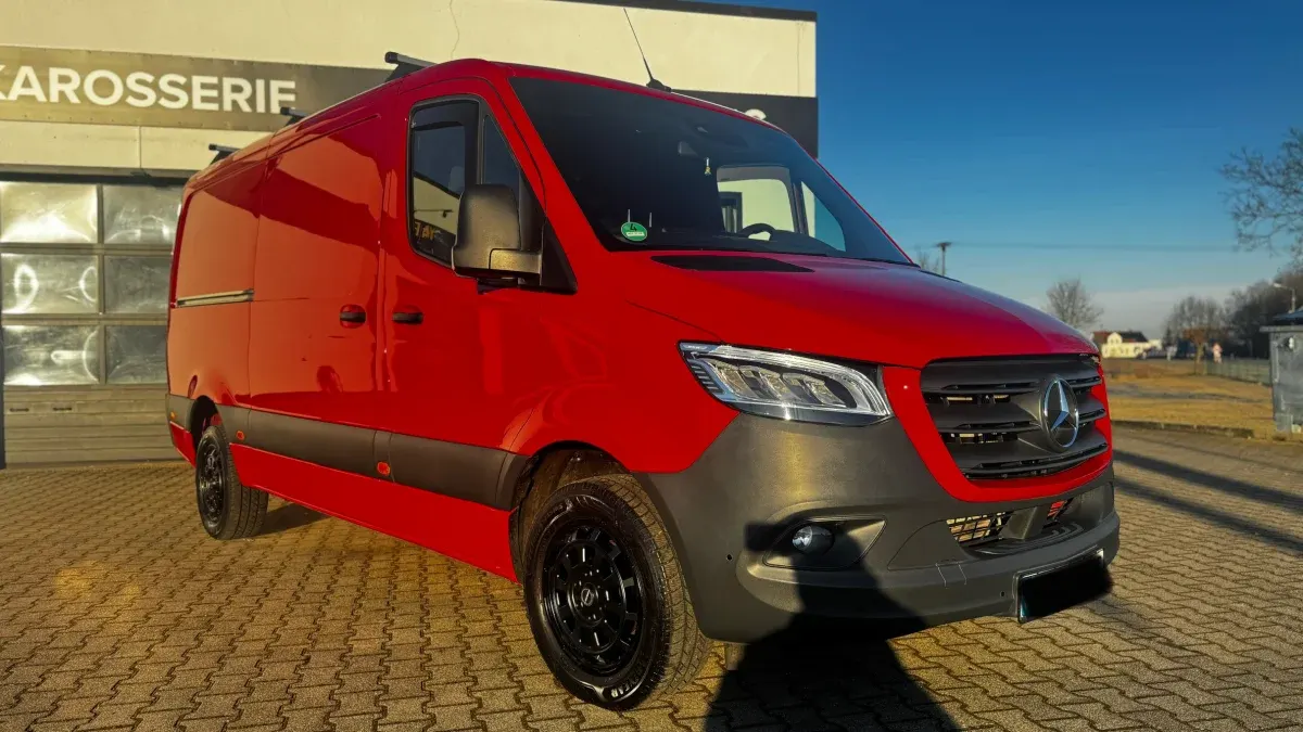 Roter Mercedes Sprinter nach der Aufbereitung
