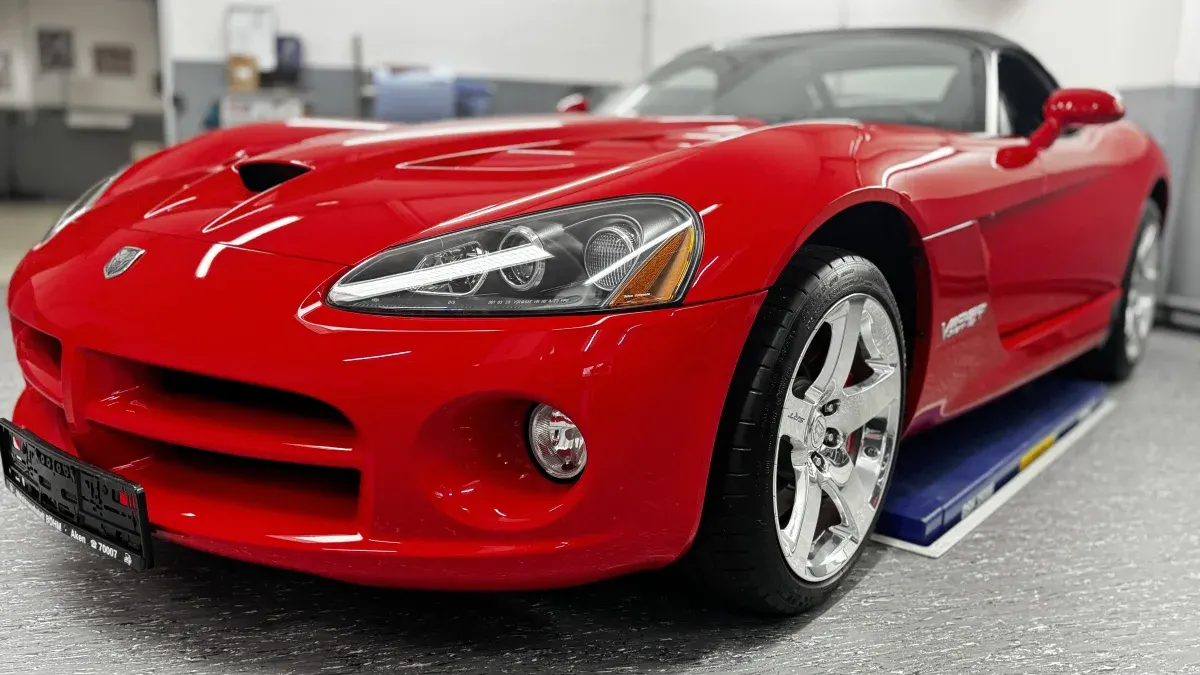 Rote Dodge Viper nach der Lackaufbereitung