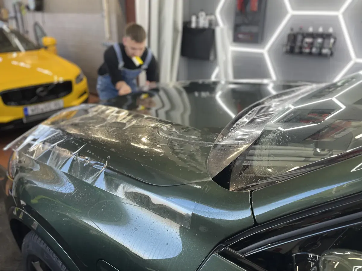 Aufbereitung eines Autos in der Halle von CarCare Kockejai