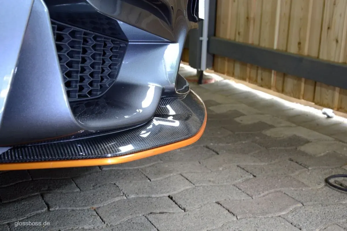 Nahaufnahme einer blitzsauberen Frontschürze mit Carbon-Splitter