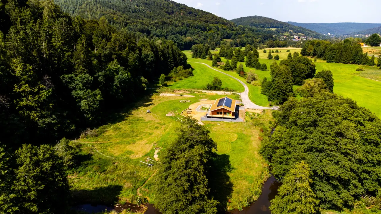 Luftbild des Seminarhaus Rupboden im Wald bei Zeitlofs