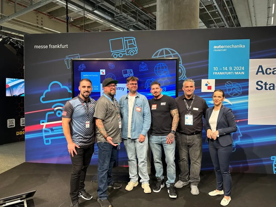 Mitglieder der IDA Germany vor der Academy-Bühne der Automechanika 2024 in Frankfurt